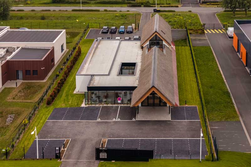 Vue aérienne du bâtiment du Cabinet dentaire de l'Ermitage à Lambres-lez-Douai avec ses places de parking privées