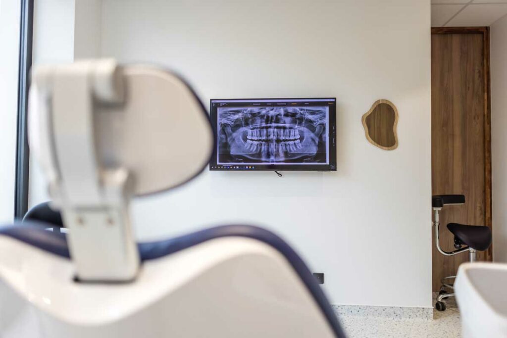 Salle de soins du Cabinet dentaire de l’Ermitage avec écran d’imagerie dentaire numérique