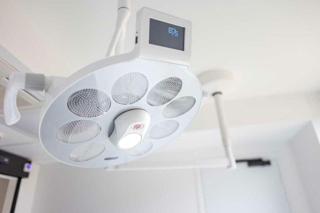 Lampe opératoire LED utilisée pour les soins dentaires au Cabinet dentaire de l'Ermitage