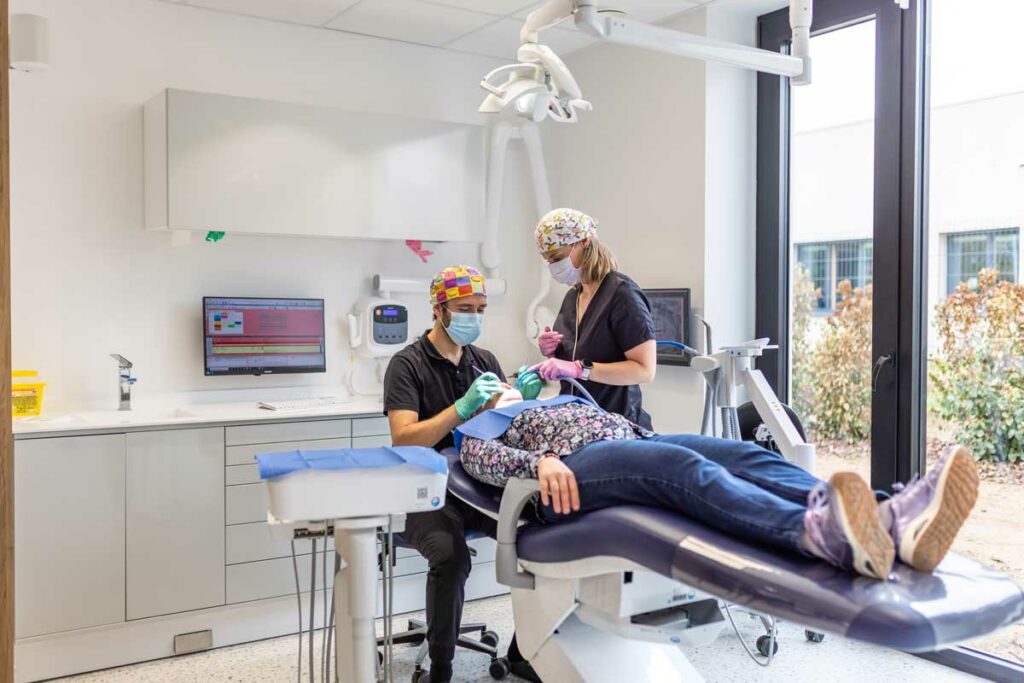 Patient pris en charge par l'équipe soignante du Cabinet dentaire de l'Ermitage à Lambres-lez-Douai