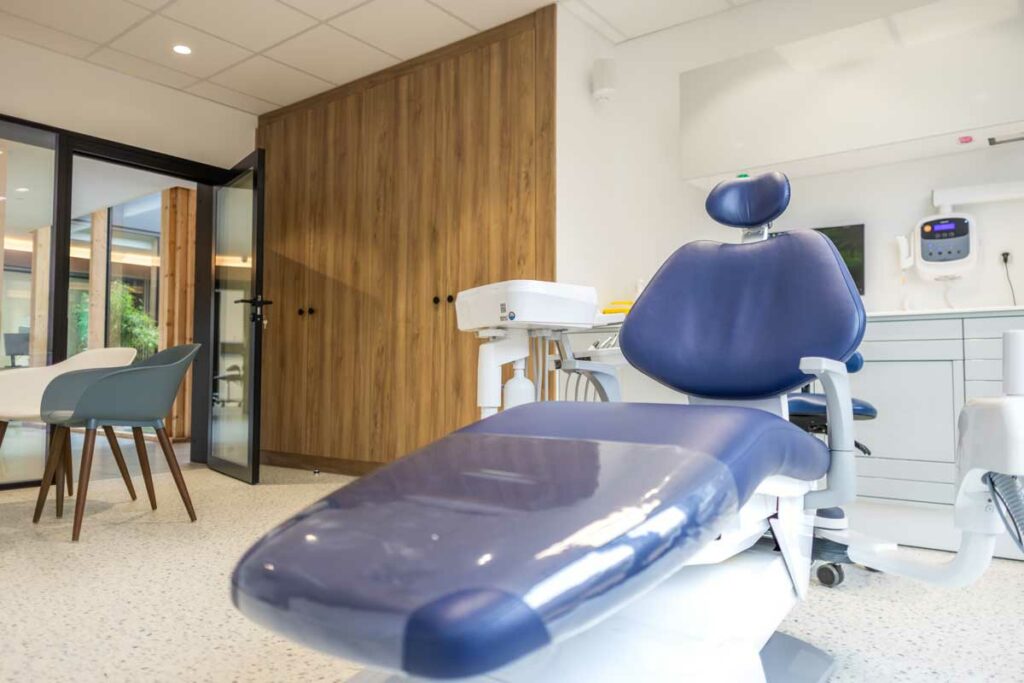 Fauteuil et équipement de soins du Cabinet dentaire de l'Ermitage à Lambres-lez-Douai