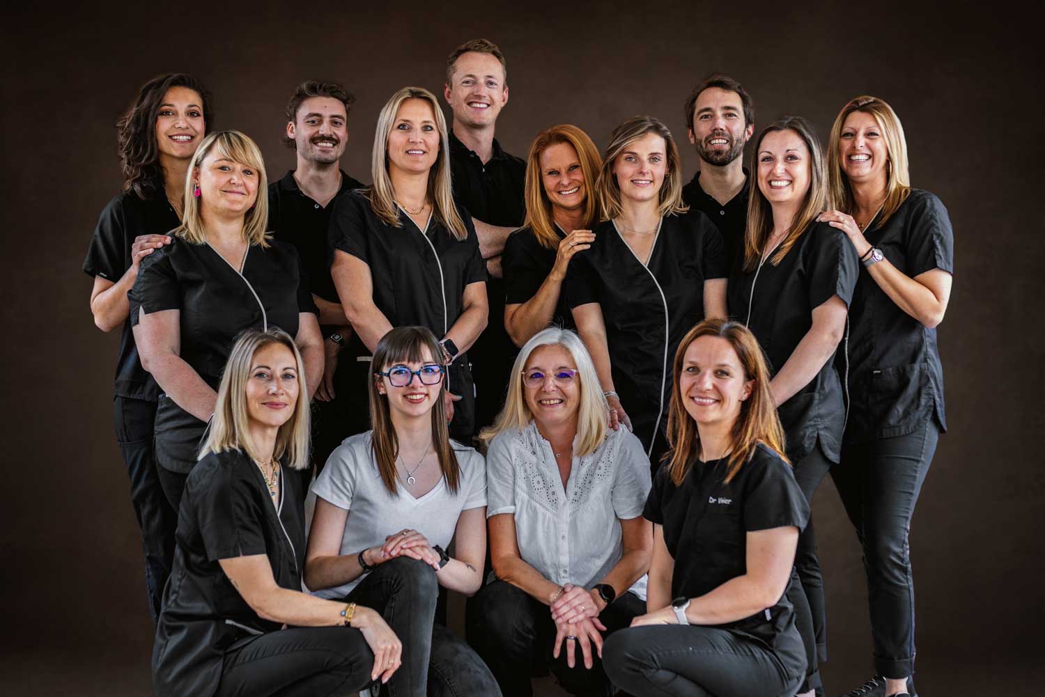 Photographie de l'équipe du Cabinet dentaire de l'Ermitage réunissant dentistes, assistantes dentaires et personnel administratif