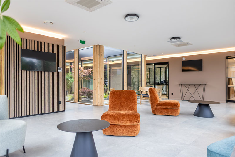 Espace d'attente moderne et lumineux du Cabinet dentaire de l'Ermitage avec mobilier confortable