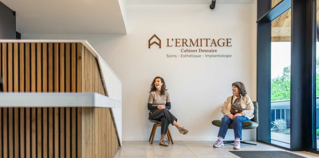 Patientes installées dans l'espace d'accueil lumineux du Cabinet dentaire de l'Ermitage